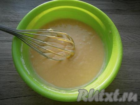 Тщательно перемешать венчиком, по консистенции тесто будет похоже на в меру густую сметану.