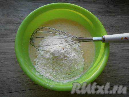 Всыпать муку и разрыхлитель.