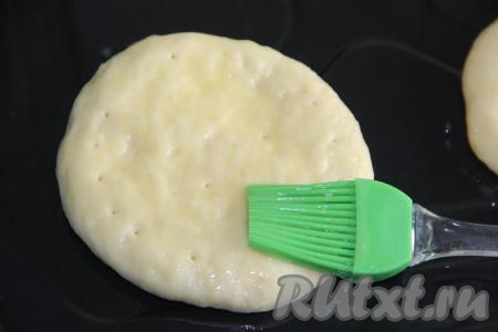 Сметанные лепёшки смазать молоком или взбитым желтком и поставить в духовку, разогретую до 200 градусов, примерно, на 20-25 минут (выпекать до золотистого цвета).