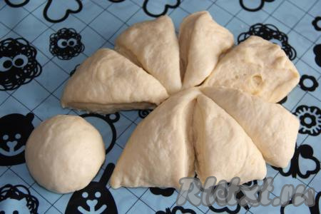 Обмять тесто и разделить частей на 8-10.