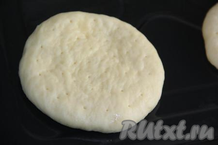 Затем сделать частые проколы на каждой лепешке с помощью зубочистки.