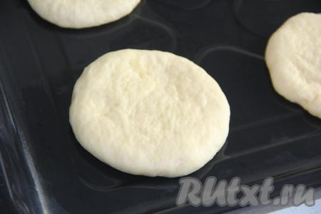 Раскатать кусочки теста в круглые лепешки толщиной, примерно, 1,5-2 см. Выложить лепёшки на некотором расстоянии друг от друга на противень, смазанный маслом, и оставить их на 20-30 минут для подъема. 
