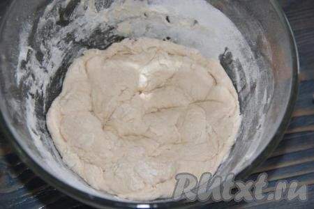 Перемешать ложкой, получится липкая опара, поставить её в тёплое место на 1 час.