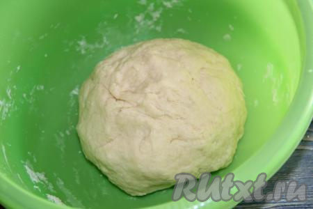 Замесить нежное, мягкое тесто и оставить его под полотенцем в тепле часа на 1,5.