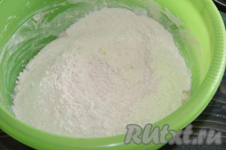 Затем всыпать небольшими порциями оставшуюся муку, каждый раз хорошо перемешивая.