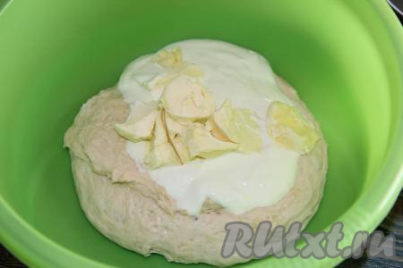Переложить подошедшую&nbsp;опару в глубокую миску, добавить сметану и размягченное сливочное масло.