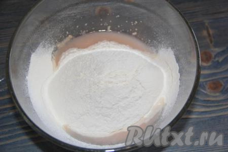 В тёплую воду всыпать дрожжи, хорошо перемешать, затем добавить 1 столовую ложку сахара и 200 грамм&nbsp;муки.