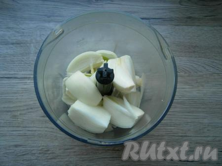 Приготовить начинку: очищенный репчатый лук нарезать, поместить в чашу блендера.
