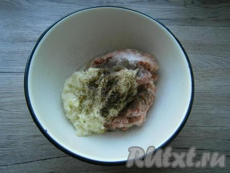 Измельченный лук добавить в фарш, посолить, щедро поперчить. Фарш перемешать.