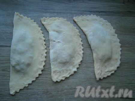 Сразу же нужно разогреть сковороду с достаточным количеством растительного масла. Лепить много чебуреков не нужно, жидкая начинка может размочить тесто. Я обычно делаю по 2-3&nbsp;чебурека, а пока они жарятся, я леплю следующие 2-3&nbsp;чебурека.&nbsp;