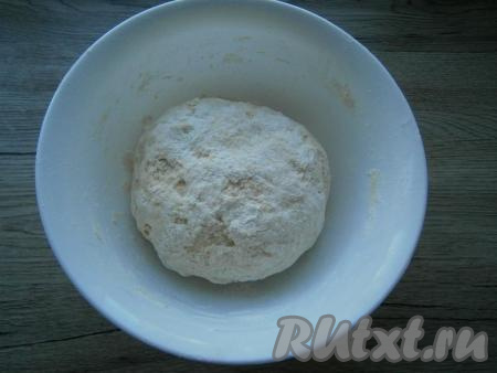 Замесить плотное, но не тугое тесто, которое прикрыть пленкой и оставить при комнатной температуре на 30 минут.