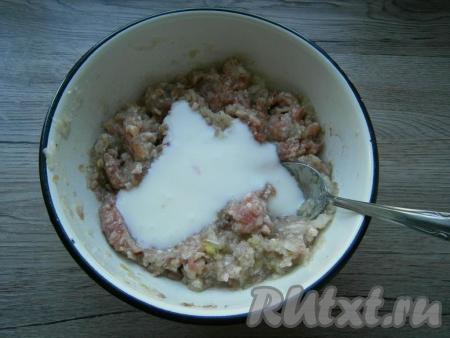 Далее добавить в мясной фарш для чебуреков холодный кефир, снова тщательно перемешать.