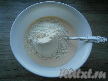 Перемешать, всыпать муку.