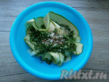 Также в заправку добавить пропущенный через пресс чеснок, сахар и немного соли. Тщательно перемешать и вылить заправку к молодым кабачкам, посыпать черным молотым перцем.