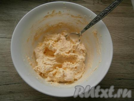 Отправить получившуюся смесь в морозилку на 3-5 часов, каждый час смесь нужно хорошо перемешивать.