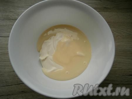 К охлажденным сливкам добавить сгущенное молоко.