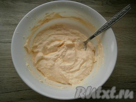 Так как смесь для мороженого остается белого цвета, я добавила в нее немного пищевого красителя оранжевого цвета. Далее добавить в получившуюся смесь чайную ложечку коньяка (если мороженое не предназначается для детей), перемешать.