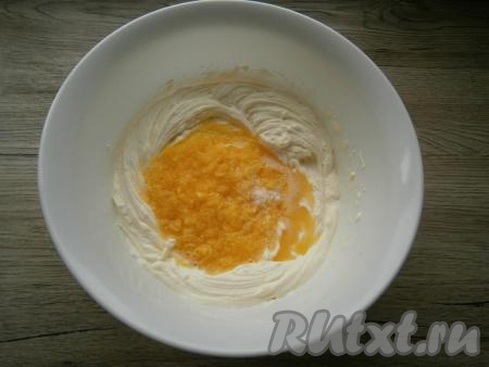 Апельсин очистить, удалить косточки. Мякоть измельчить в блендере и добавить ее в сливочную смесь вместе с ванильным сахаром, хорошо перемешать.