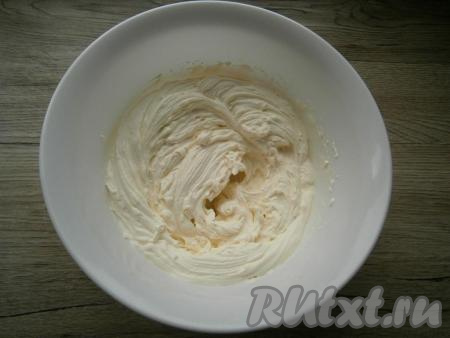 Миксером взбить сливки со сгущенкой до загустения и устойчивых пиков (не перебейте, чтобы не получилось масло).