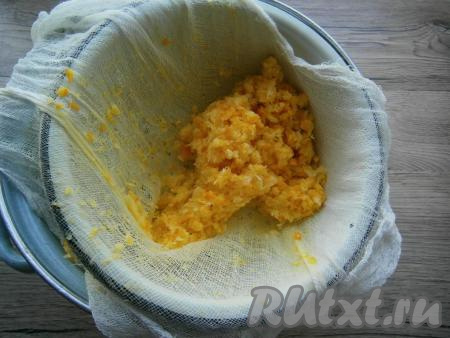 Затем через марлю отцедить жидкость в другую емкость, а выжимки выбросить.