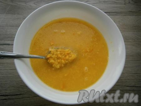 Переложить массу в миску или кастрюлю, влить около 500-600 мл холодной воды, размешать. Оставить эту смесь на 1 час.