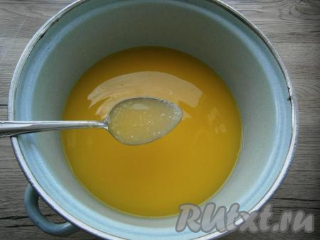 В апельсиновую жидкость добавить сахар и лимонную кислоту, перемешать до растворения сахара.