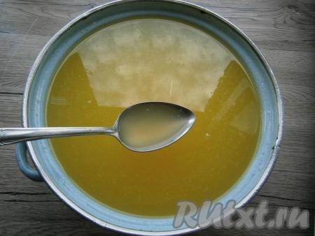 Напиток можете сделать более или менее сладким, добавляйте сахар по вкусу. Долить в полученную смесь оставшуюся воду, перемешать.