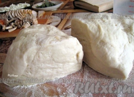 В миске соединить дрожжи и просеянную муку. В отдельной ёмкости соединить тёплую воду (температура воды не должны быть выше 40 градусов), масло, сахар и соль. Тщательно перемешать и, постепенно добавляя смесь масла и воды в смесь муки и дрожжей, замесить мягкое, приятное в работе тесто. Положить тесто в миску (или кастрюлю), закрыть плёнкой (или плотно крышкой), чтобы не подсохло, и оставить на 20-40 минут подходить. Затем подошедшее тесто обмять, разделить на 2 части.