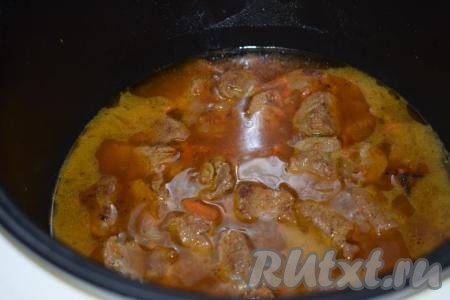 Закрываем крышку мультиварки и, выключив режим "Жарка", включаем режим "Тушение" на 1 час. Оставляем мясо тушиться с овощами до окончания времени.