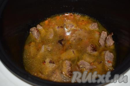 Вливаем к овощам и мясу кипяченую воду, чтобы покрыть мясо полностью.