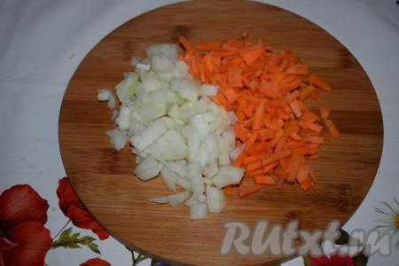 В это время чистим лук и морковь, нарезаем овощи на  кубики среднего размера.