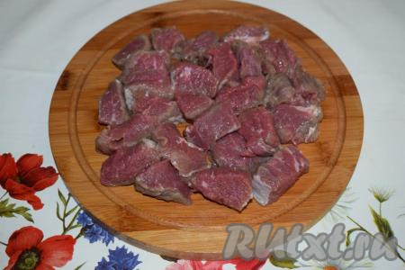 Для приготовления плова с говядиной в мультиварке сначала надо нарезать мясо на кусочки размером, примерно, 2х3 см.