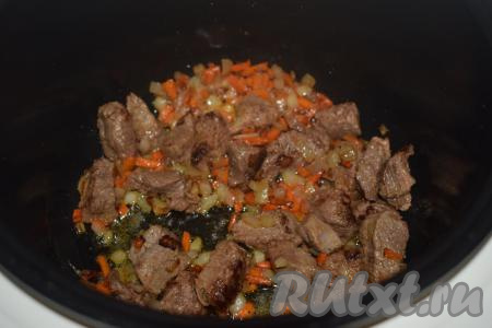 Обжариваем овощи с говядиной, не закрывая крышку мультиварки, примерно, 10-13 минут (до готовности овощей), затем добавляем специи для плова.