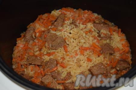 Рис желательно брать твердых сортов, такой рис сохраняет зернышки целыми при варке и не разваривается. Если воды будет очень много, рис сильно разварится и превратится в кашу. Во время варки плова крышку мультиварки открывать нельзя (!), выйдет пар, который необходим для правильной готовки риса. Поэтому закрываем крышку, выставляем режим "Тушение" на 40 минут и не открываем мультиварку в течение этого времени. Затем выключаем мультиварку и даем настояться плову с говядиной еще 10-15 минут.