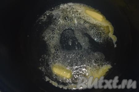 Выставим мультиварку на режим "Жарка", выбрав вид продукта "Мясо". Включим мультиварку для разогрева, как только она начнет обратный отсчет, приступаем к готовке. В чашу мультиварки добавляем растительное и сливочное масло.