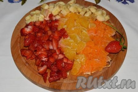 Нарезаем фрукты и ягоды на кубики, приблизительно, одинакового размера.