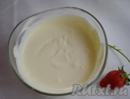 Заправка будет готова, когда крупинки сахара растворятся в сметане.