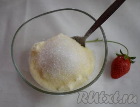 Сметану смешиваем с сахаром и хорошо перемешиваем заправку для салата. Количество сахара регулируйте, в зависимости от сладости фруктов и ягод.