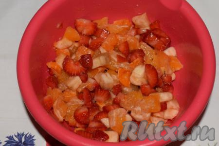 Нарезанные фрукты и ягоды складываем в глубокую миску.