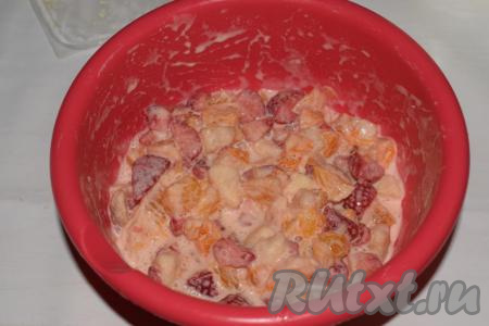 Заправляем сметанной заправкой и аккуратно перемешиваем фруктовый салат.