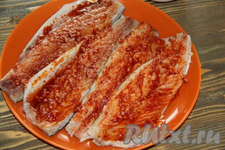 Смазать получившимся маринадом филе скумбрии.