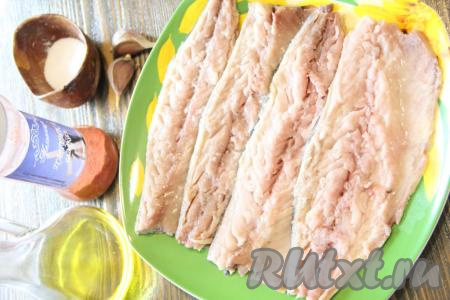 Если скумбрия замороженная - её нужно перед приготовлением разморозить при комнатной температуре. Рыбу нужно тщательно промыть, удалить голову, внутренности, хвост и, разрезав скумбрию по хребту на две части, удалить кости. В результате из 2 рыбок получится 4 филе.