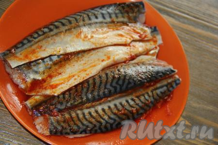 Смазать рыбу нужно с двух сторон. Накрыть скумбрию пищевой плёнкой и поставить на пару часов в холодильник.