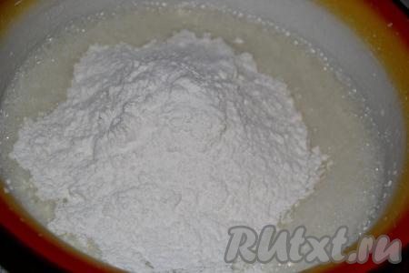 Всыпать муку и разрыхлитель, перемешать массу на низкой скорости миксера.