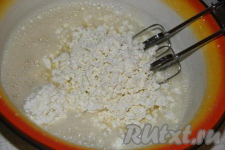 Затем добавить творог и ещё раз взбить.