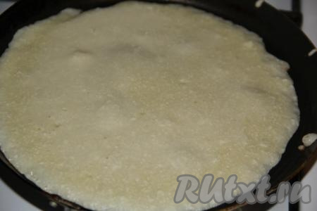 Жарить творожный блинчик на среднем огне. Постепенно на поверхности начнут появляться мелкие пузырьки. Когда блин станет золотистого цвета с одной стороны, перевернуть его.