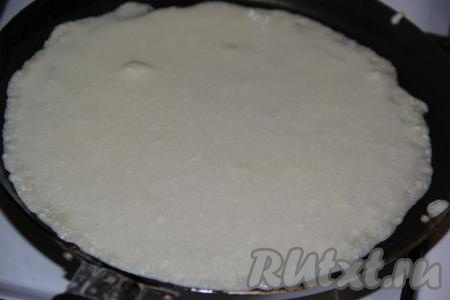 Сковороду можно не смазывать маслом, блинчики хорошо переворачиваются. На раскалённую сковороду влить тесто и хорошо его распределить по сковороде.