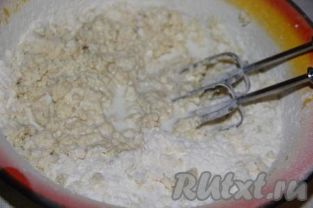 Масса получится комковатой, постепенно влить молоко, постоянно взбивая.