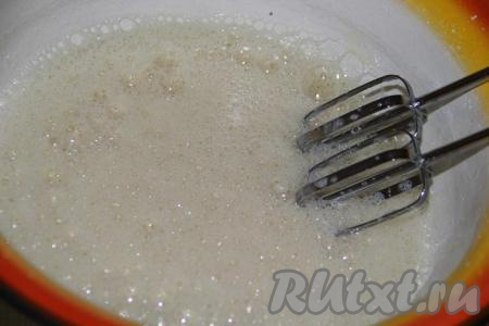 Взбить миксером яйца с сахаром и солью.