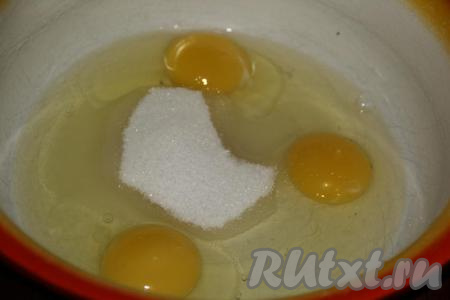 Соединить яйца, соль, сахар и ванильный сахар.